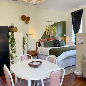 Romantic 1885 Loft Steps From Pulaski Square Savannah